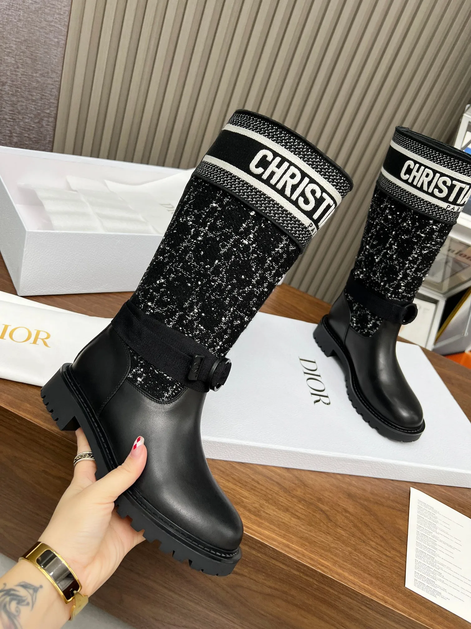 👟👟Ex-factory price 600👟👟 2024ss highest version Dior Dior autumn and winter boots retro work boots one-step, imported calfskin upper stitched with the latest imported technology electric embroidered face Xuan type versatile slimming yyds. The shape is three-dimensional and plump, handsome and comfortable on the feet, the design style is very novel, the details are perfect, cool and trendy💯 trendy outsole Inner: Niuli Outsole: 1:1 molded outsole Heel height: 3.0cm Size: 35-41 (41 customized)
